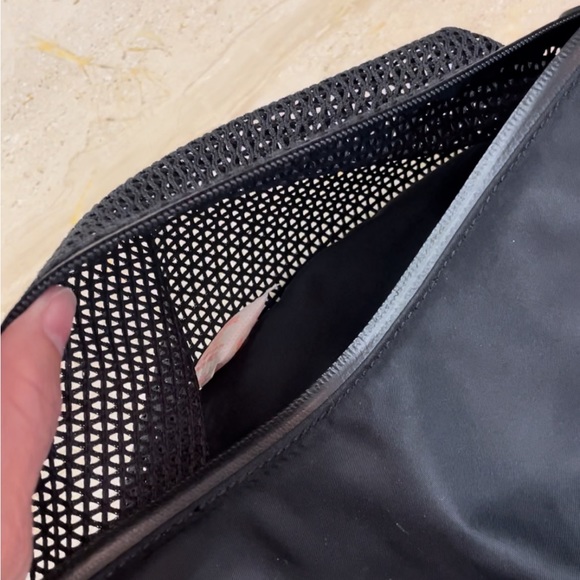 Lululemon everywhere belt - Picture 3 of 9